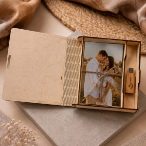 cutie din lemn pentru poze și stick USB