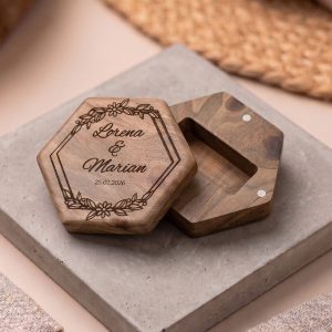 Cutie hexagonală din lemn pentru stick USB – cutie pentru păstrarea amintirilor