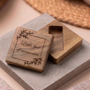 Cutie pătrată din lemn pentru stick USB – cutie pentru păstrarea amintirilor