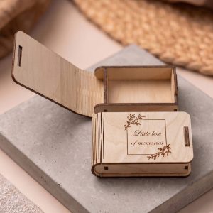 cutie tip carte din lemn pentru stick USB